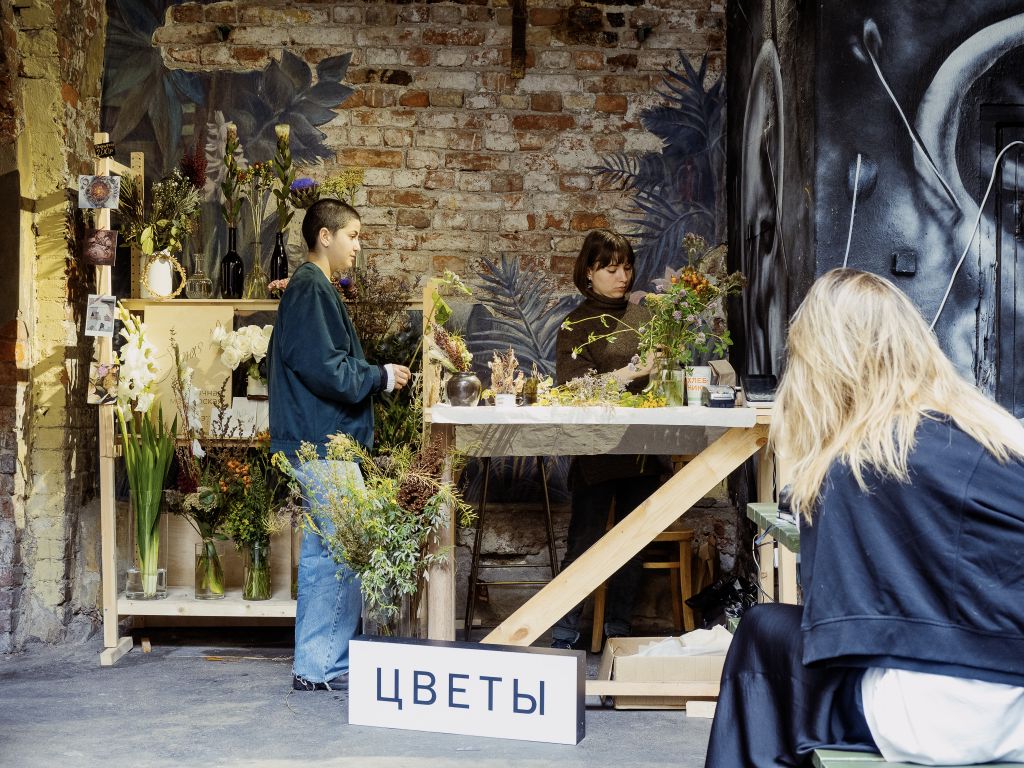 Цветочная лавка в глубине питерских дворов