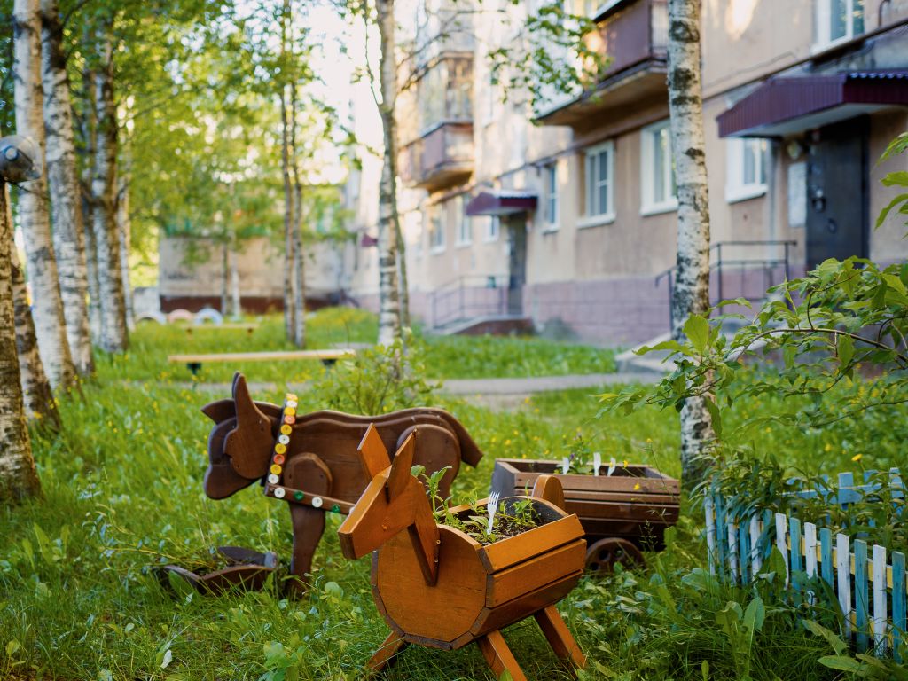 На лужайке пасётся деревянное стадо