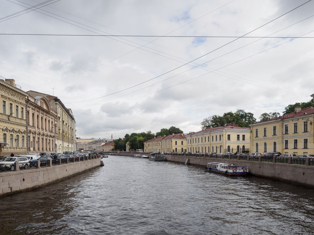 Продолжаем двигаться к центру. Оттенки серого Мойки.