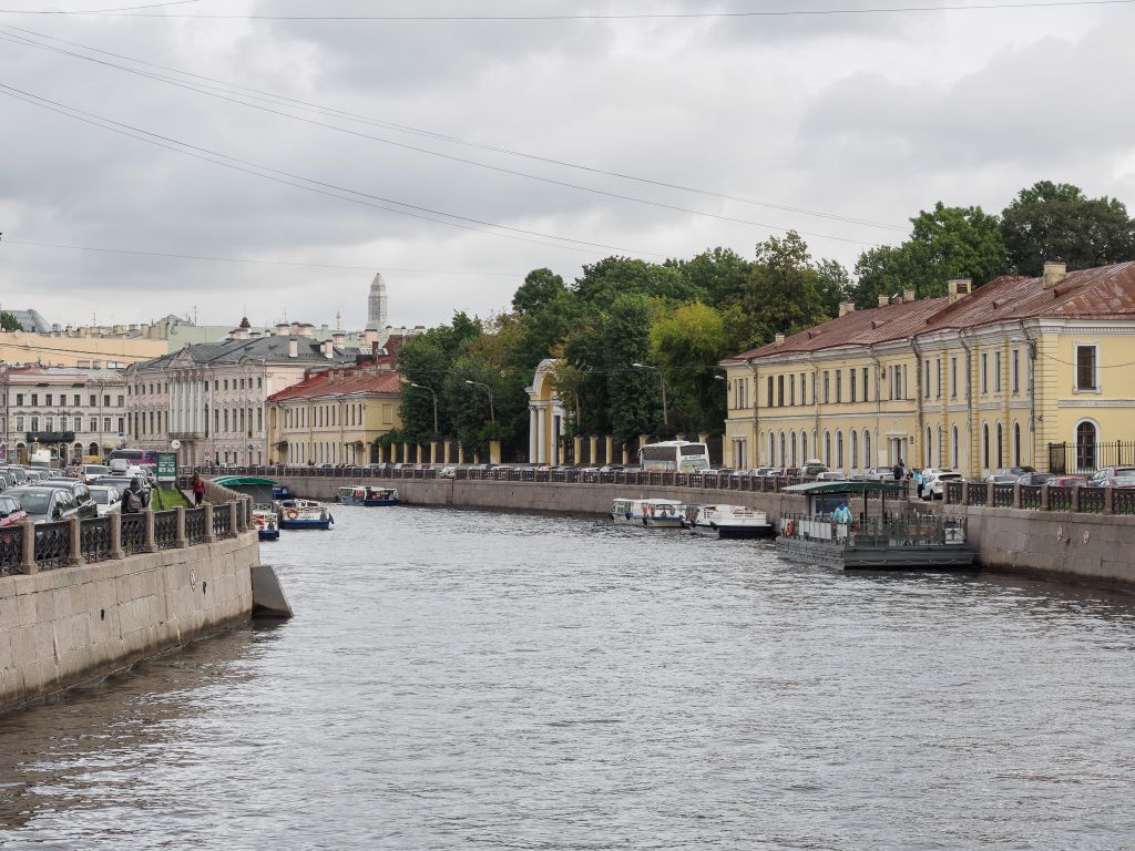 Продолжаем двигаться к центру. Оттенки серого Мойки.