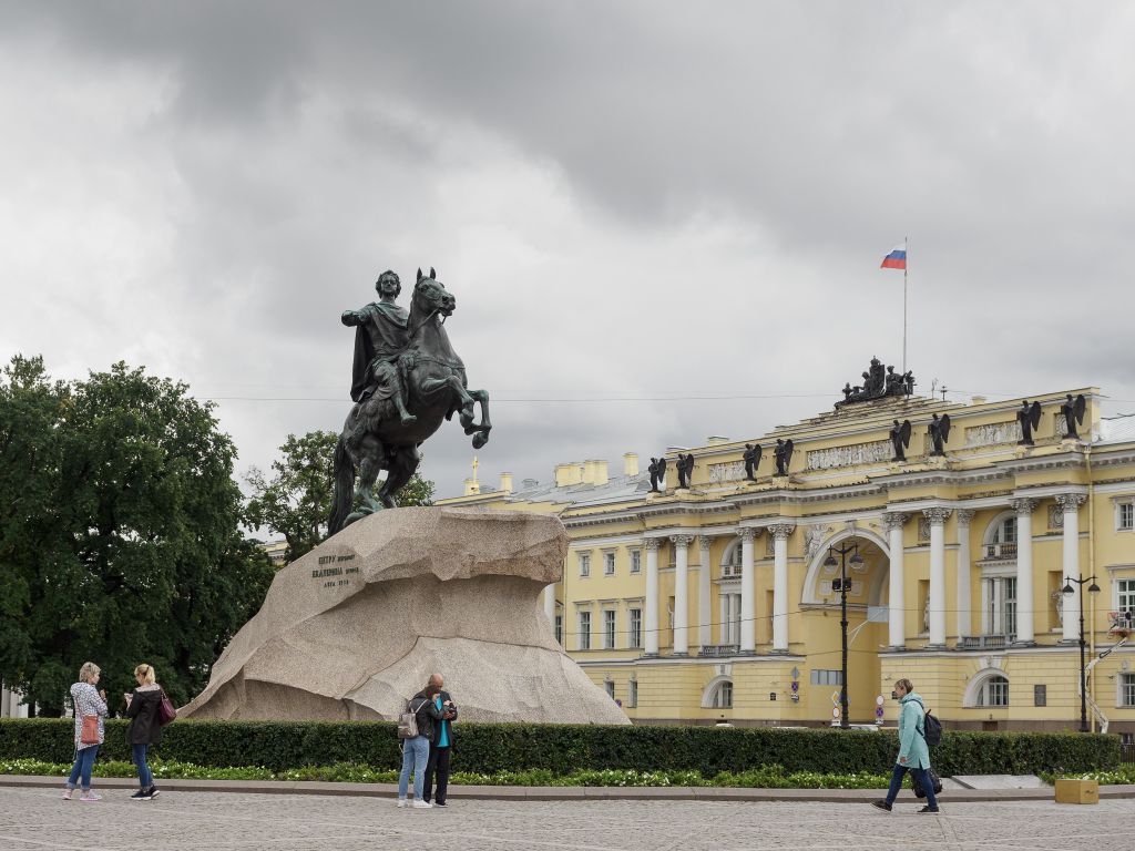 Зелёный всадник под серым небом