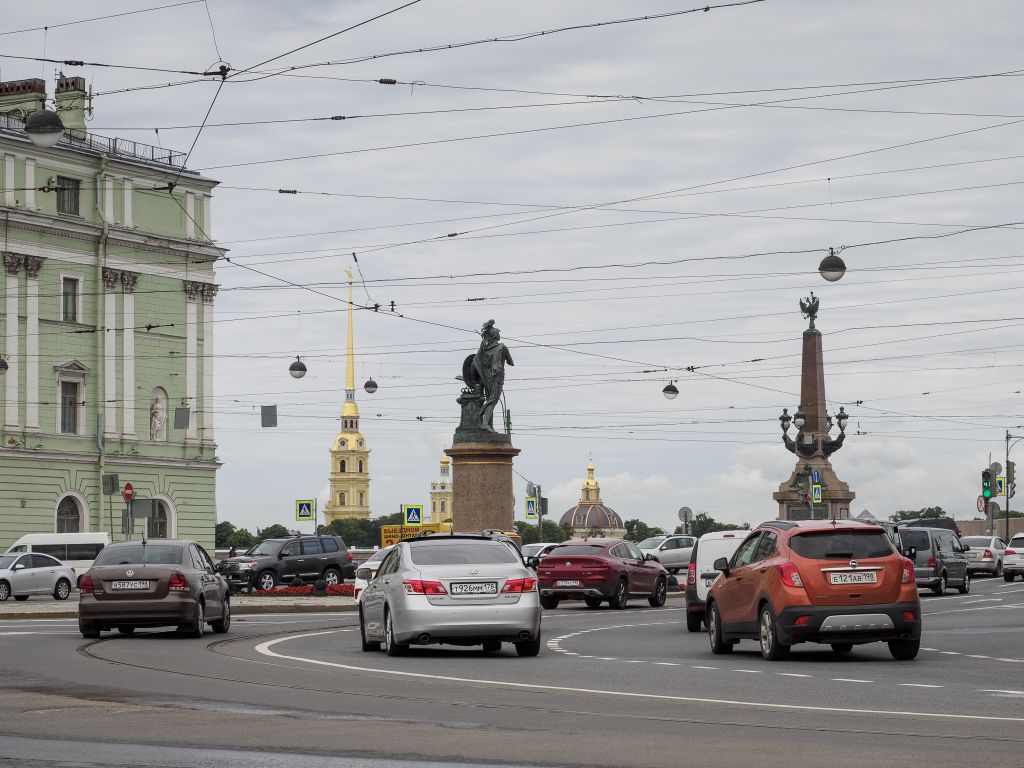 Петропавловская крепость запуталась в проводах