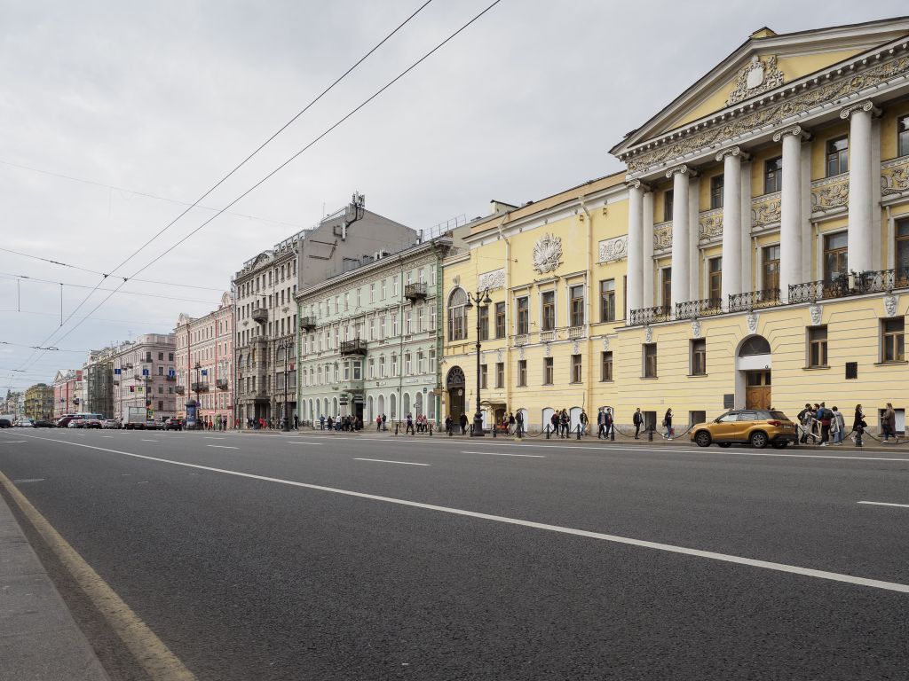 Простор и поток Невского проспекта