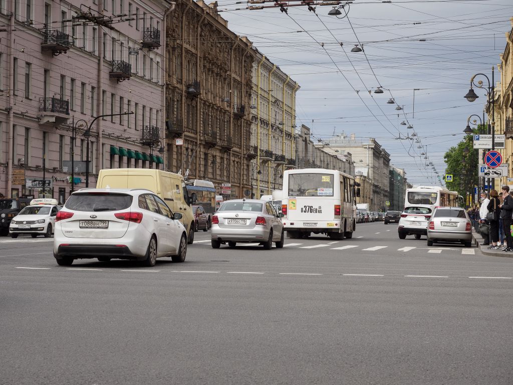 Простор и поток Невского проспекта